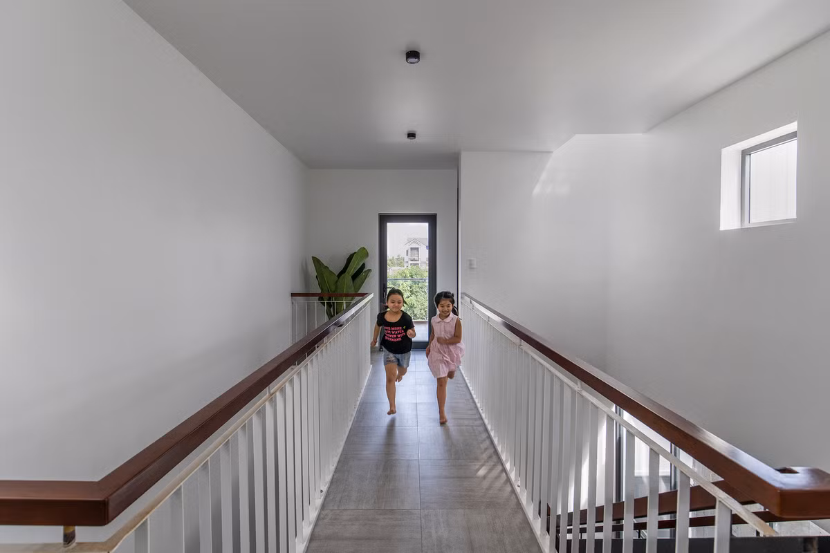 Dọc theo lối đi cầu thang và hành lang, có những giác quan khác nhau về kiến trúc và ánh sáng được mở ra.