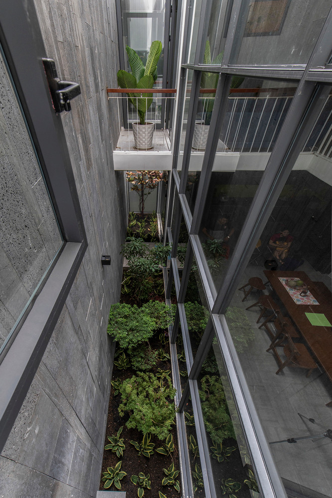 Để tận dụng điều kiện tự nhiên, chuỗi không gian từ phòng khách đến phòng ăn và nhà bếp được kết nối với khu vườn xen kẽ nhỏ như một hành lang thông gió cung cấp không khí trong lành và ánh sáng mặt trời cho toàn bộ ngôi nhà.