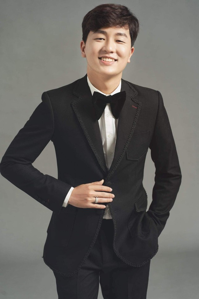 Vu Hoang gay bao mang xa hoi voi net dien trai cuon hut-Hinh-3