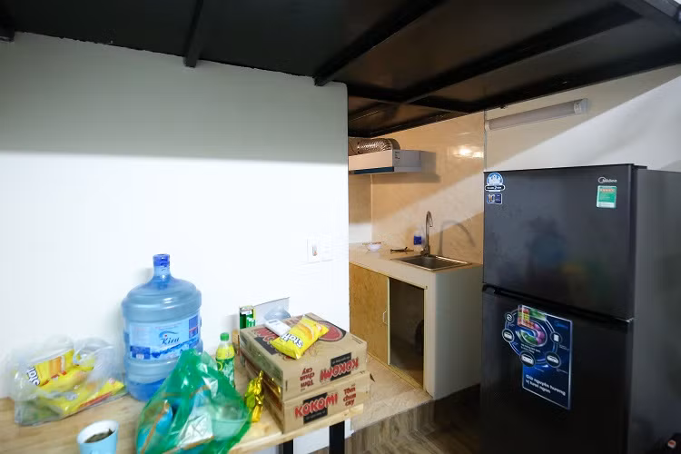 Tuy nhiên, từ đợt giãn cách xã hội lần thứ 3, nơi này trở thành loạt phòng trọ 0 đồng với đầy đủ tiện nghi, hỗ trợ nhiều hoàn cảnh khó khăn do ảnh hưởng của dịch COVID-19. Ảnh: Dân Việt