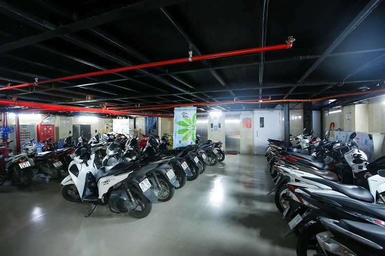 Khu vực nhà để xe, thang máy, lối vào căn hộ đều được vệ sinh sạch sẽ mỗi ngày. Ảnh: Dân Việt