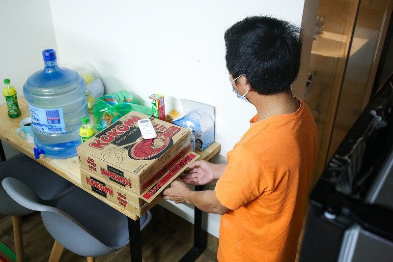Mỗi phòng còn được tặng thêm gạo, mì, muối, nước mắm, nước lọc...để vượt qua những ngày khó khăn khi Hà Nội đang phải giãn cách theo chỉ thị 16. Ảnh: Kinhtedothi
