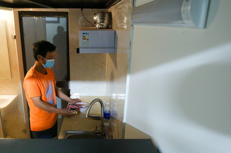 Các phòng được trang bị gần như đầy đủ nội thất như bàn ghế, tủ lạnh, máy giặt, điều hòa...Ảnh: Dân Việt