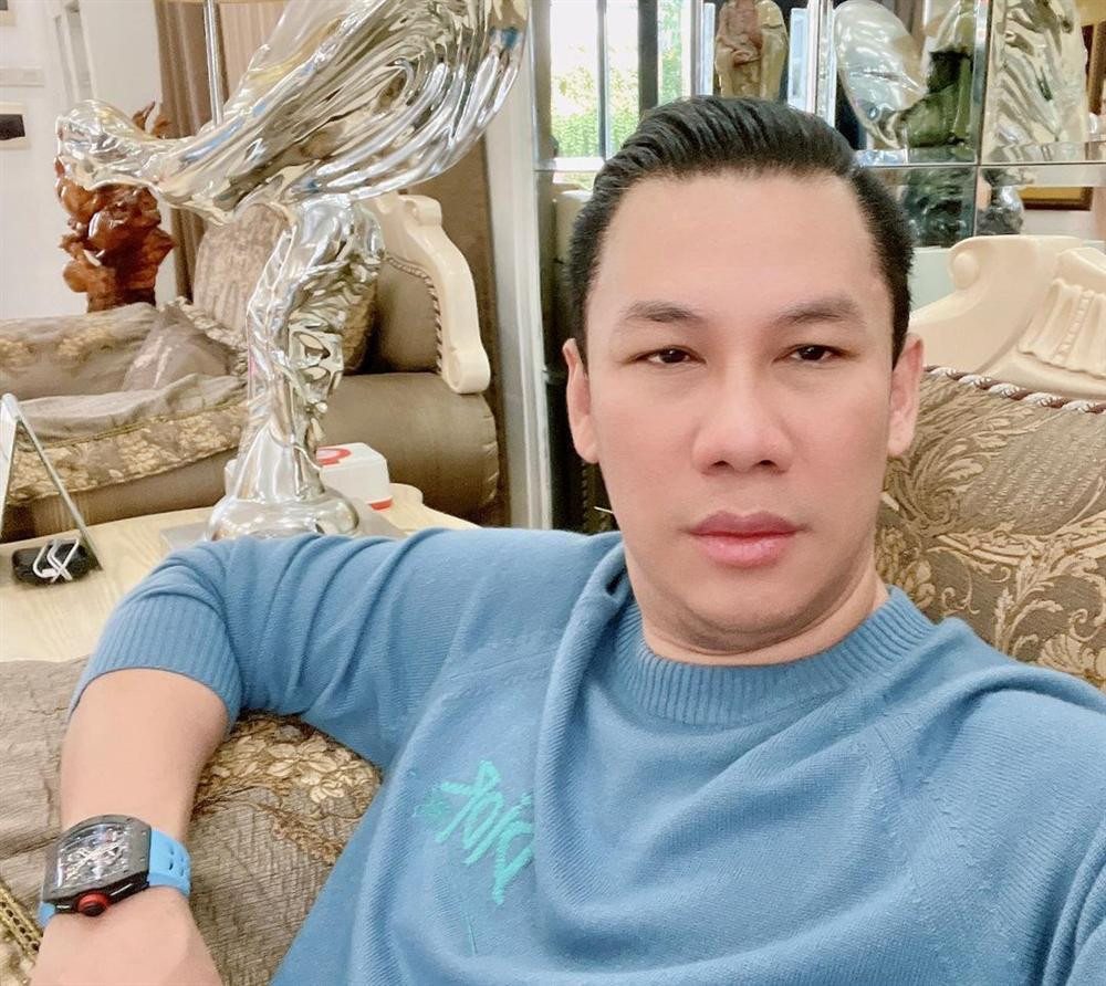 Đại gia Đức Huy nổi tiếng trong giới showbiz về độ giàu có khi sở hữu nhiều tài sản có giá trị, thú vui sưu tập đồng hồ đắt tiền.