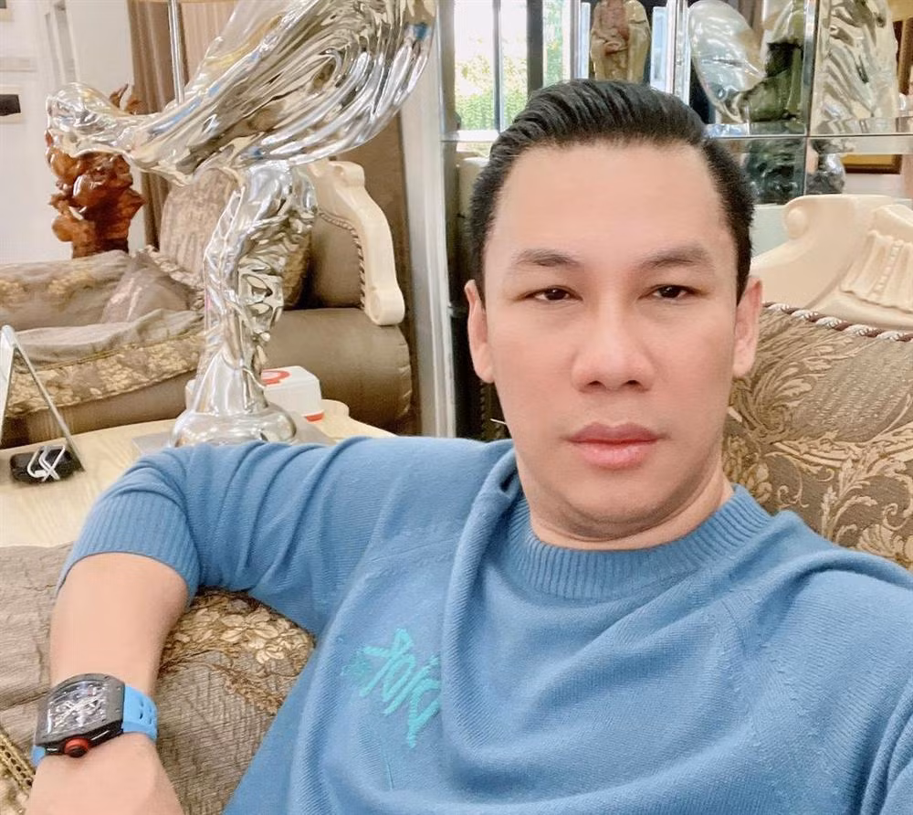 Đại gia Đức Huy nổi tiếng trong giới showbiz về độ giàu có khi sở hữu nhiều tài sản có giá trị, thú vui sưu tập đồng hồ đắt tiền.