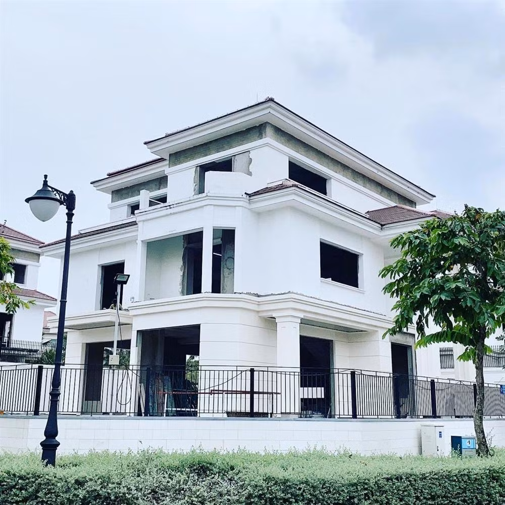 Thực tế, chồng cũ Lệ Quyên đã "nhá hàng" biệt thự mới trên Instagram vào đầu tháng 11/2020.