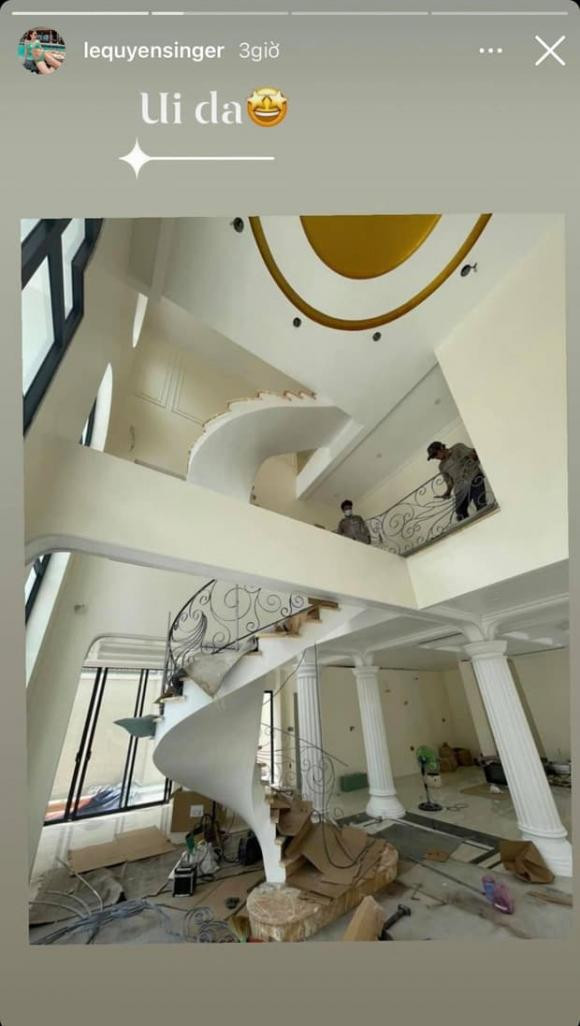 Bên trong ngôi biệt thự sử dụng nhiều cột tròn và cầu thang xoắn, gợi cảm giác như ở trong một tòa lâu đài.