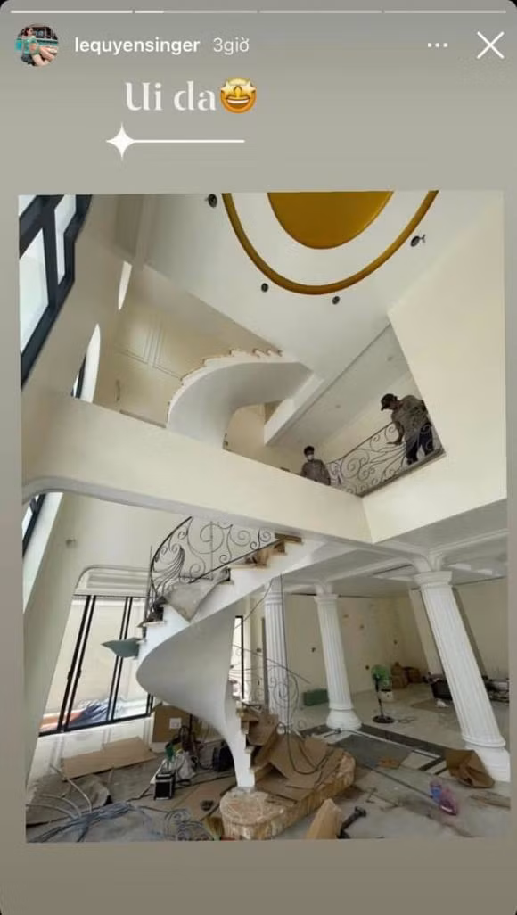 Bên trong ngôi biệt thự sử dụng nhiều cột tròn và cầu thang xoắn, gợi cảm giác như ở trong một tòa lâu đài.