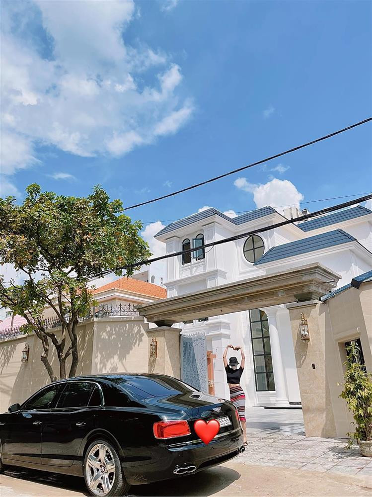 Cách đây ít ngày, ca sĩ Lệ Quyên cũng chia sẻ loạt ảnh mới về mái ấm bạc tỷ.