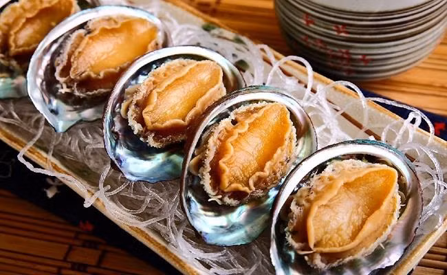 Bào ngư cũng là một hải sản biển đảo rất được ưa chuộng. Trước đây, bào ngư dùng để tiến vua, ngày nay được nhân giống, nuôi trồng nhiều tại Việt Nam.