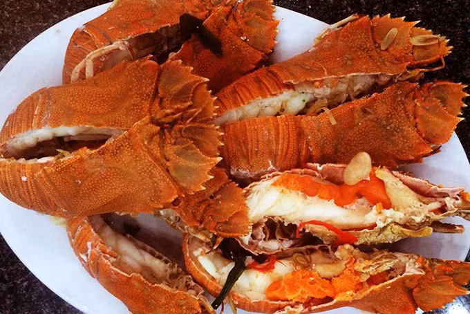 Một loại hải sản đắt đỏ khác cũng rất được giới sành ăn Việt Nam yêu thích là tôm mũ ni. Loại tôm này không có cặp càng to như tôm hùm, thay vào đó là vỏ mỏng và dẹt như chiếc mũ ni.