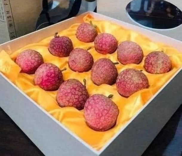 Mới đây, trên trang cá nhân, Chủ tịch Le Group Lê Quốc Vinh đăng tải hình ảnh và bài viết về một hộp vải thiều Bắc Giang 12 quả được thiết kế để làm quà biếu, bán ra tại thị trường Nhật Bản với giá tương đương 1 triệu đồng. Ảnh: Vietnamfinance