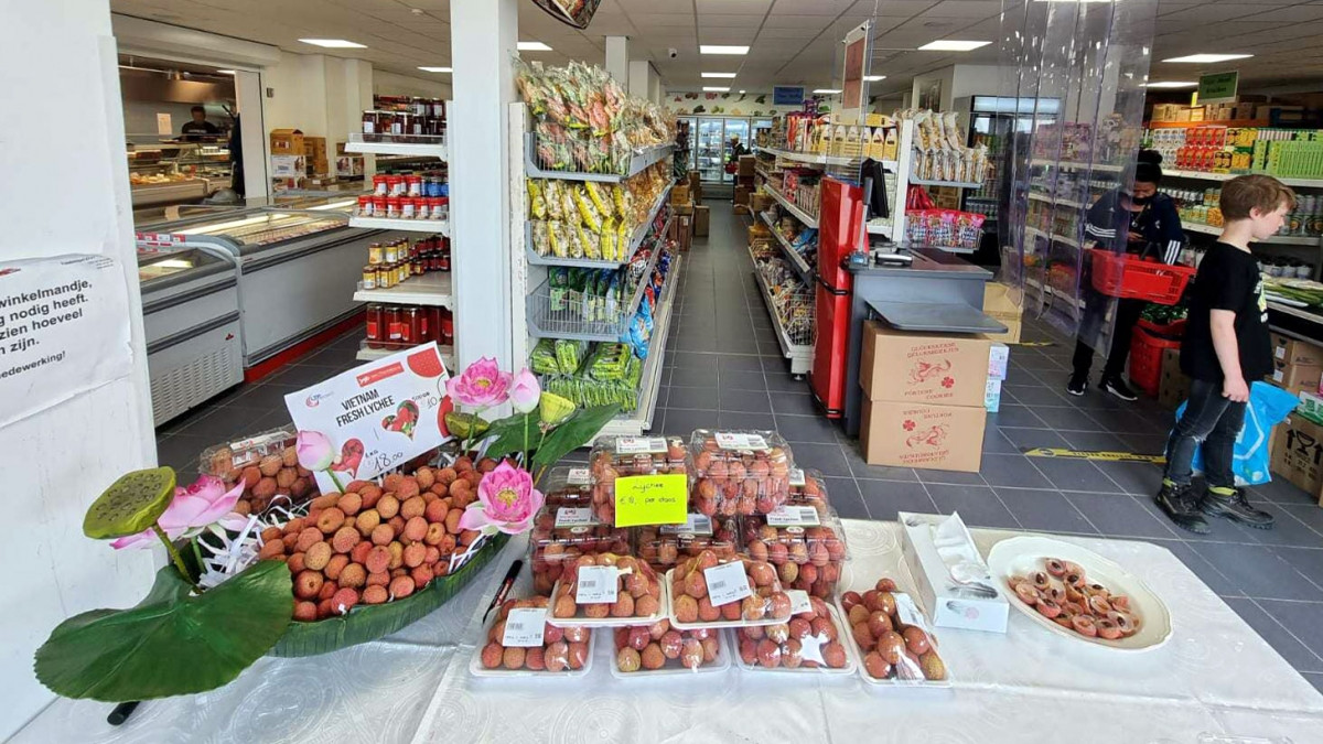 Theo đó , vải thiều Việt Nam được bày bán tại siêu thị này với giá 18 euro/kg, tương đương hơn 550.000 đồng/kg. Đây là lần đầu tiên quả vải tươi Việt Nam được nhập khẩu chính ngạch vào Hà Lan. Ảnh: MOIT.