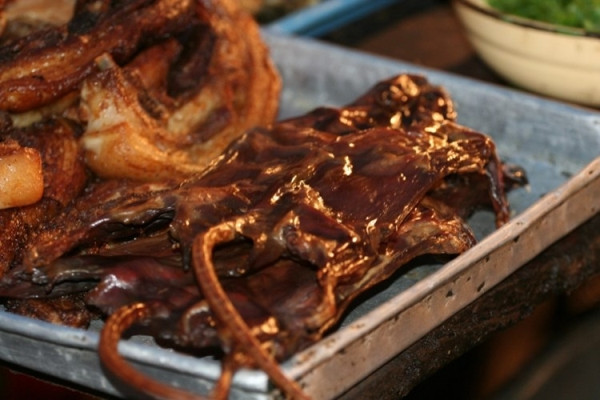 Khô chuột đồng là đặc sản nổi tiếng nhất ở huyện Tam Nông (Đồng Tháp). Chuột đồng được bắt về sẽ được tẩm muối và sả băm đem phơi nắng cho thật khô.