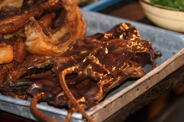 Khô chuột đồng là đặc sản nổi tiếng nhất ở huyện Tam Nông (Đồng Tháp). Chuột đồng được bắt về sẽ được tẩm muối và sả băm đem phơi nắng cho thật khô.