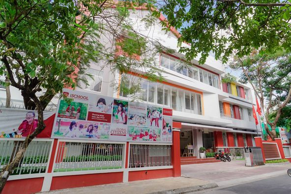 Theo chia sẻ, Phi Nhung cho Hồ Văn Cường lên thành phố học tập ở trường THCS Lê Văn Tám. Sau một thời gian, Hồ Văn Cường được chuyển vào trường iSCHOOL Nam Sài Gòn. Ảnh: Facebook