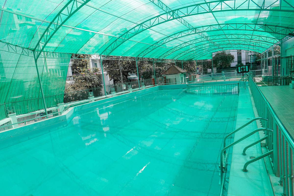 Học phí của lớp 1-3 là 39.930.000 đồng/năm, lớp 4-5 là 43.560.000 đồng/năm, lớp 6-7 là 45.980.000 đồng/năm. Học sinh lớp 8-9 đóng 52.030.000 đồng/năm. Ảnh: Facebook