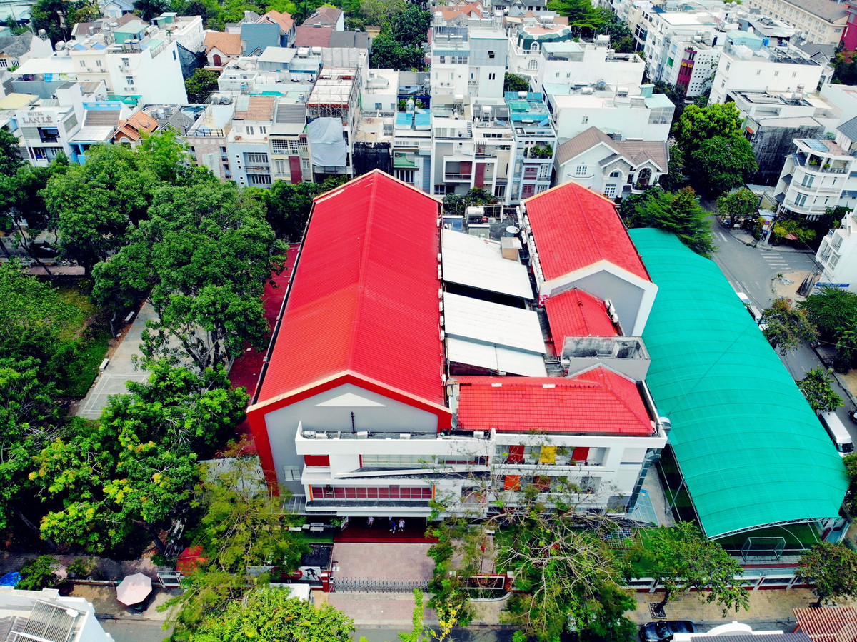 Ngoài ra, phụ huynh đóng thêm các khoản như phí bán trú, nội trú, đồng phục hoặc xe đưa đón. Ảnh: iSchool Nam Sài Gòn. Ảnh: Facebook