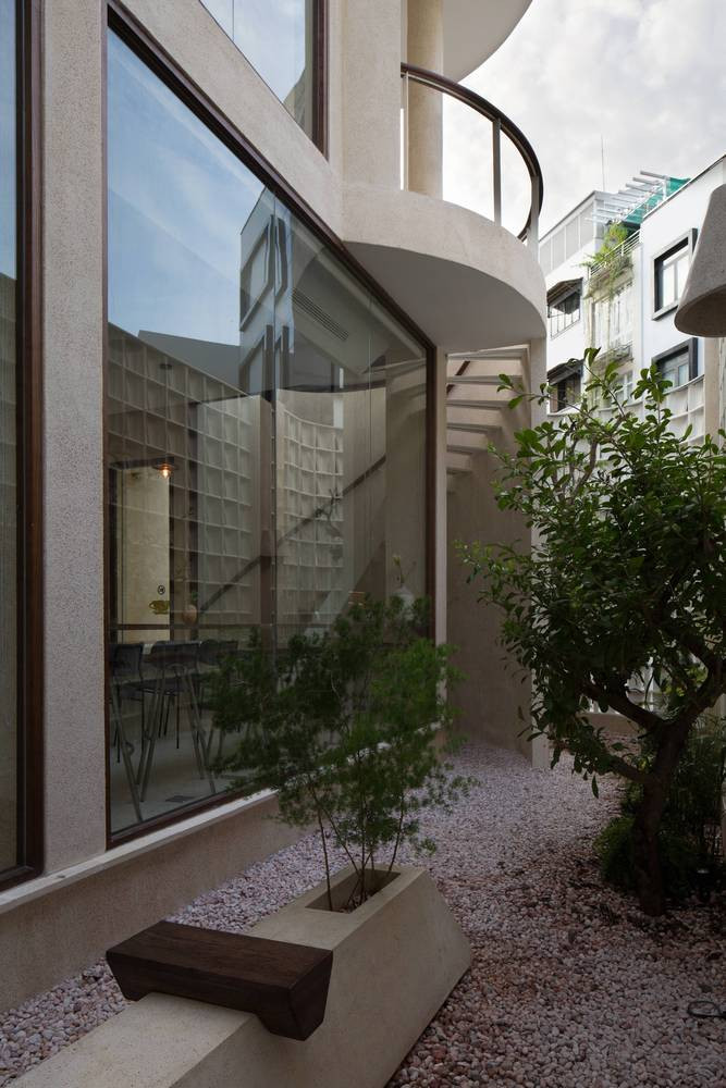 Phần khung của ngôi nhà cổ gần như được giữ nguyên nhưng bên trong được thiết kế lại để phục vụ chức năng mới.