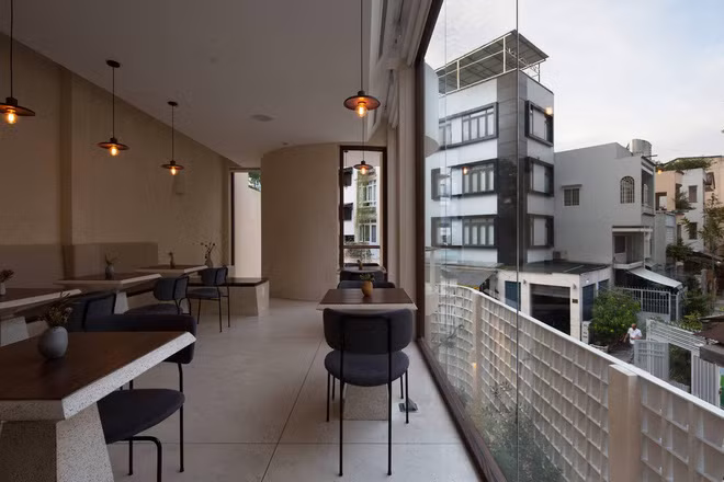 Không gian thưởng thức cà phê thoáng đãng.