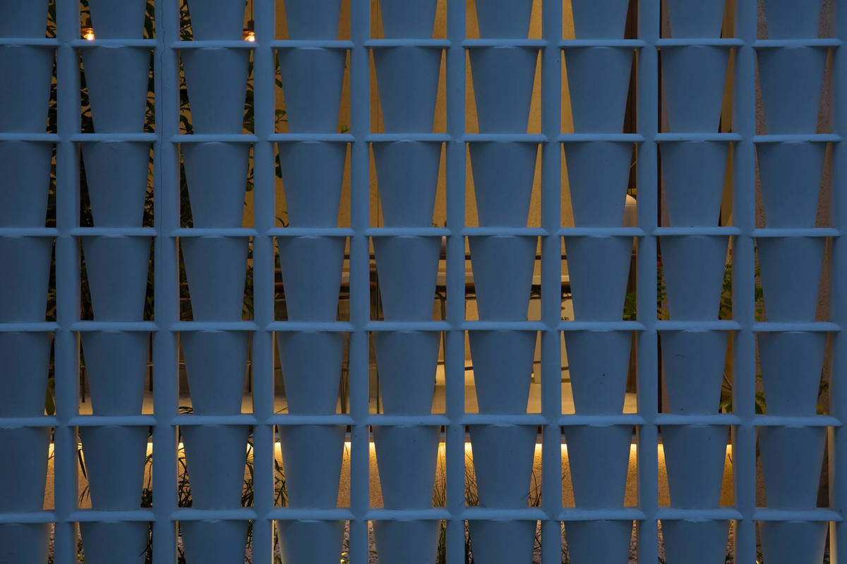 Cận cảnh hàng rào độc đáo của quán. Nguồn ảnh: Chimnon studio