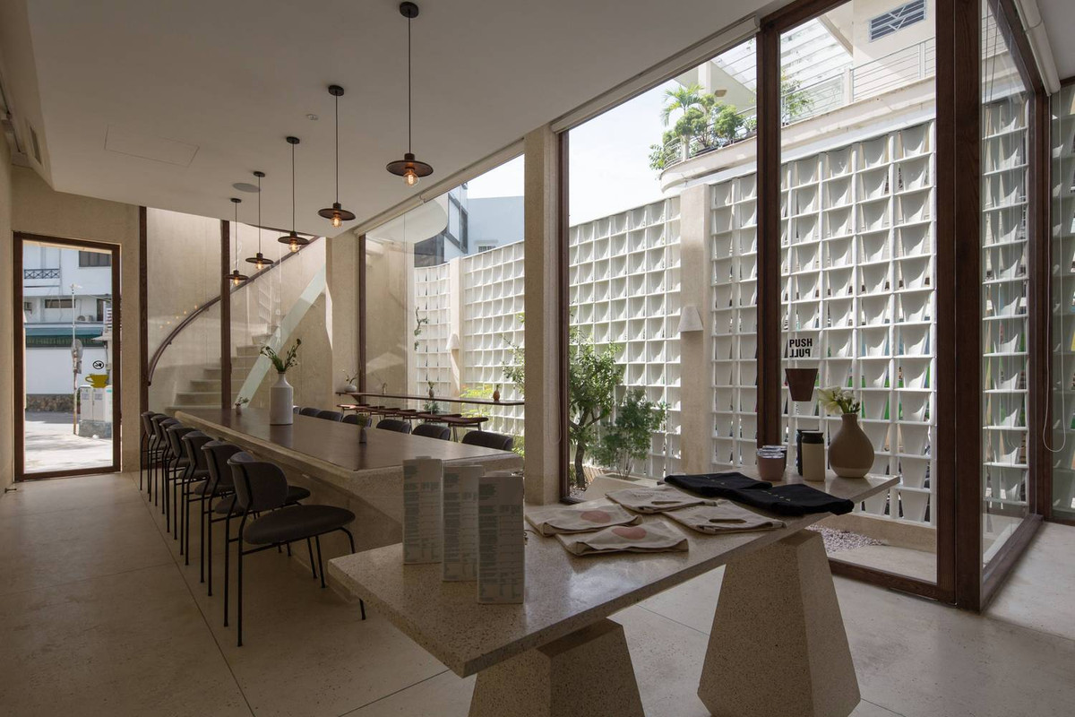 Quán được bố trí ở 2 tầng đầu tiên của ngôi nhà.