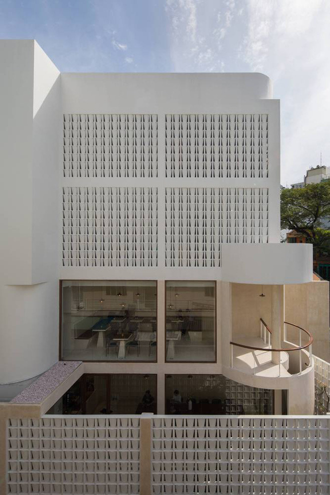 Cầu thang xoắn ốc, được thiết kế rất tinh tế dẫn lên các tầng của căn nhà.