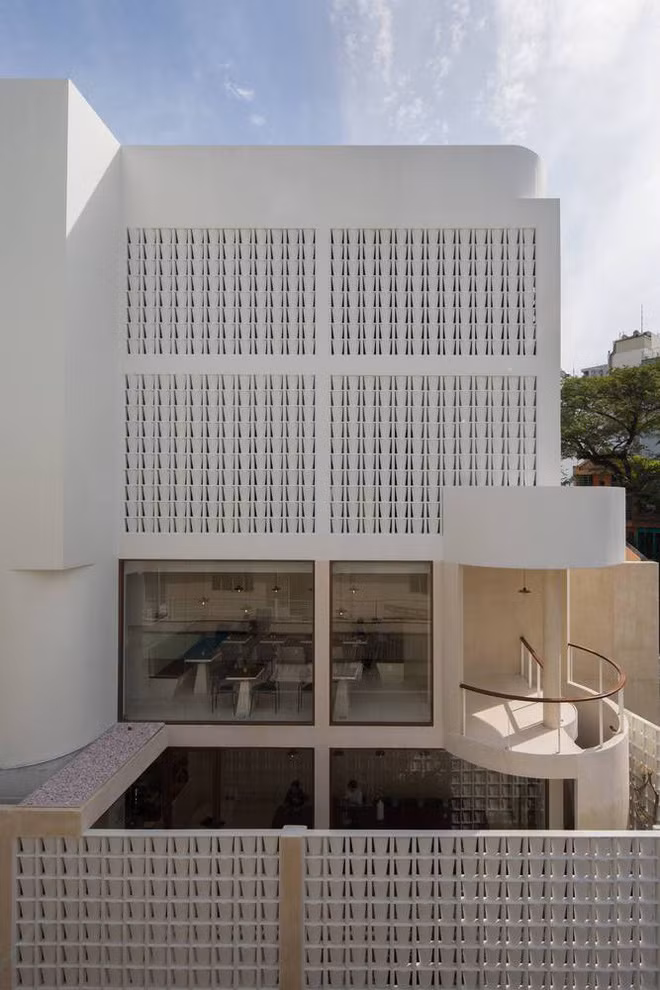 Cầu thang xoắn ốc, được thiết kế rất tinh tế dẫn lên các tầng của căn nhà.