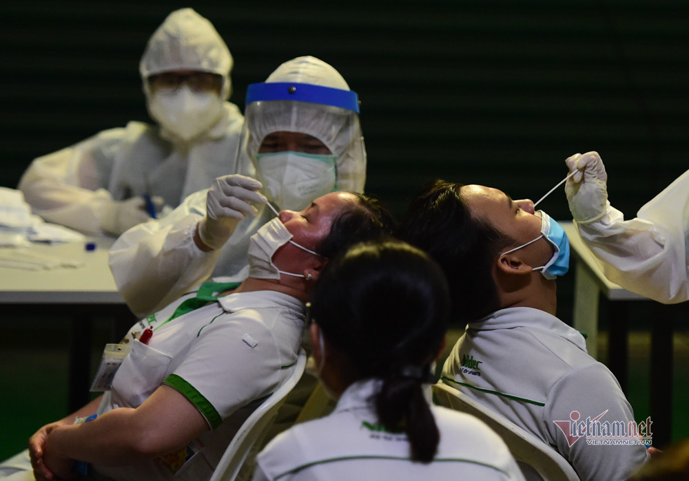 Khu chế xuất Tân Thuận có hơn 56.000 lao động làm việc tại các nhà máy, phân xưởng. Lượng công nhân ra vào khu chế xuất là rất lớn tiềm ẩn rủi ro dịch bệnh nên Trung tâm kiểm soát bệnh tật TP.HCM tiến hành lẫy mẫu trong các khu công nghiệp, khu chế xuất để tầm soát, phát hiện kịp thời những ca Covid-19 tránh lây lan cộng đồng