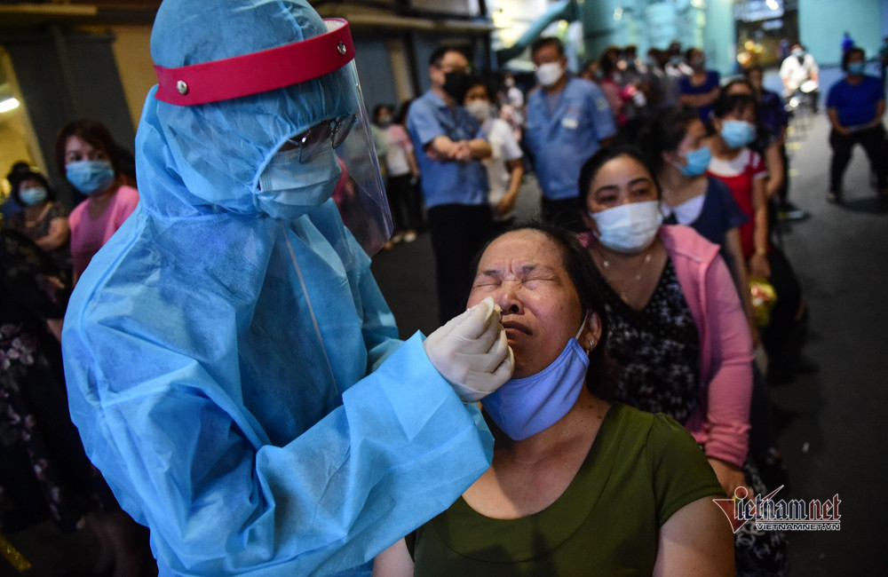 Tại một nhà máy chuyên làm muỗng, nĩa, hơn 1.000 công nhân nơi đây cũng được nhân viên y tế lấy mẫu