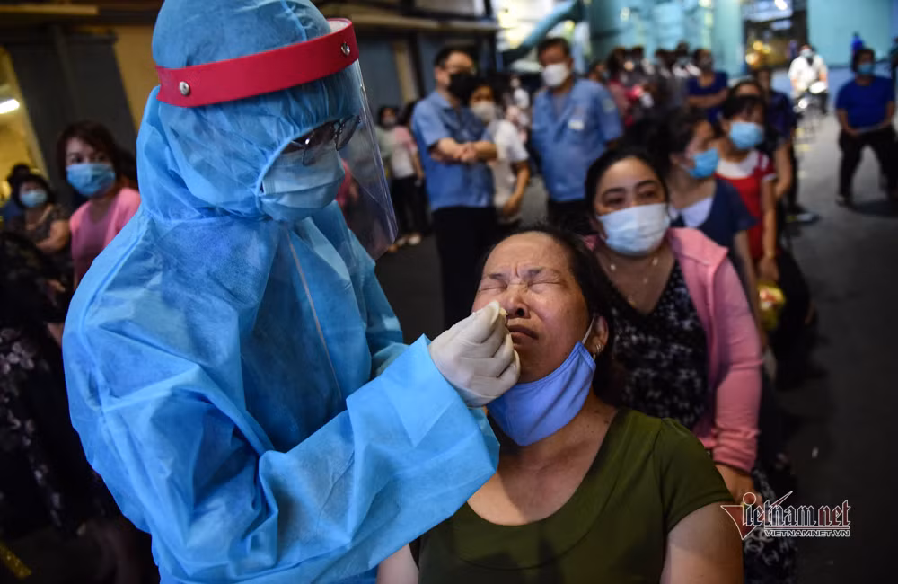 Tại một nhà máy chuyên làm muỗng, nĩa, hơn 1.000 công nhân nơi đây cũng được nhân viên y tế lấy mẫu