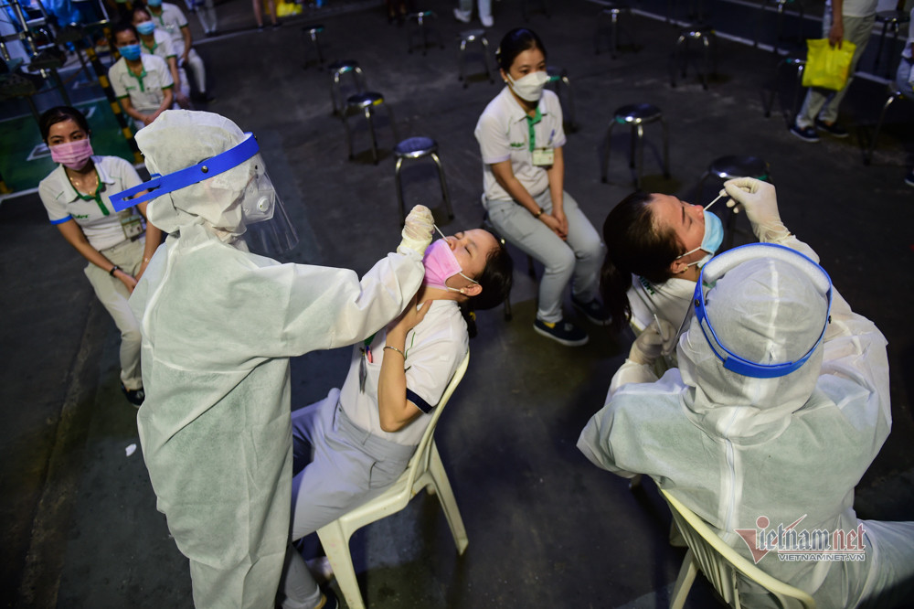 Tại công ty Nidec có gần 3.000 công nhân chờ lấy mẫu. Các công nhân xếp hàng dài, giãn cách để phòng dịch bệnh