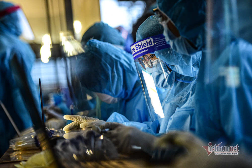 Các nhân viên y tế nhập số liệu: Tên, tuổi, số điện thoại... người được lấy mẫu để dễ dàng theo dõi dịch tễ nếu phát hiện có ca nhiễm