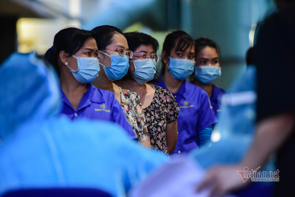 Công nhân xếp hàng dài chờ lấy mẫu sau giờ làm