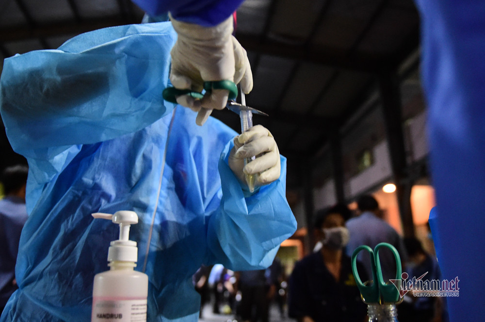 Nhân viên y tế vẫn thực hiện gộp 5 mẫu để cùng xét nghiệm