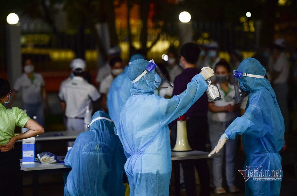 Nhân viên y tế phun thuốc khử trùng khi làm việc trong khu chế xuất