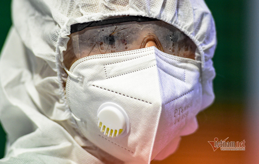 Một nhân viên y tế đẫm mồ hôi khi lấy mẫu xét nghiệm