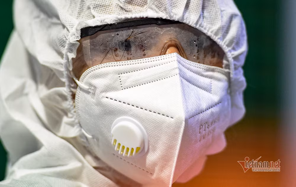 Một nhân viên y tế đẫm mồ hôi khi lấy mẫu xét nghiệm