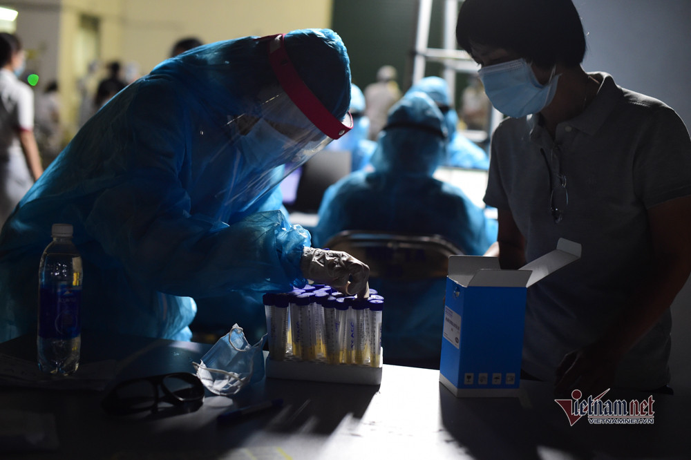 Các mẫu xét nghiệm sẽ nhanh chóng đưa về trung tâm để kiểm tra