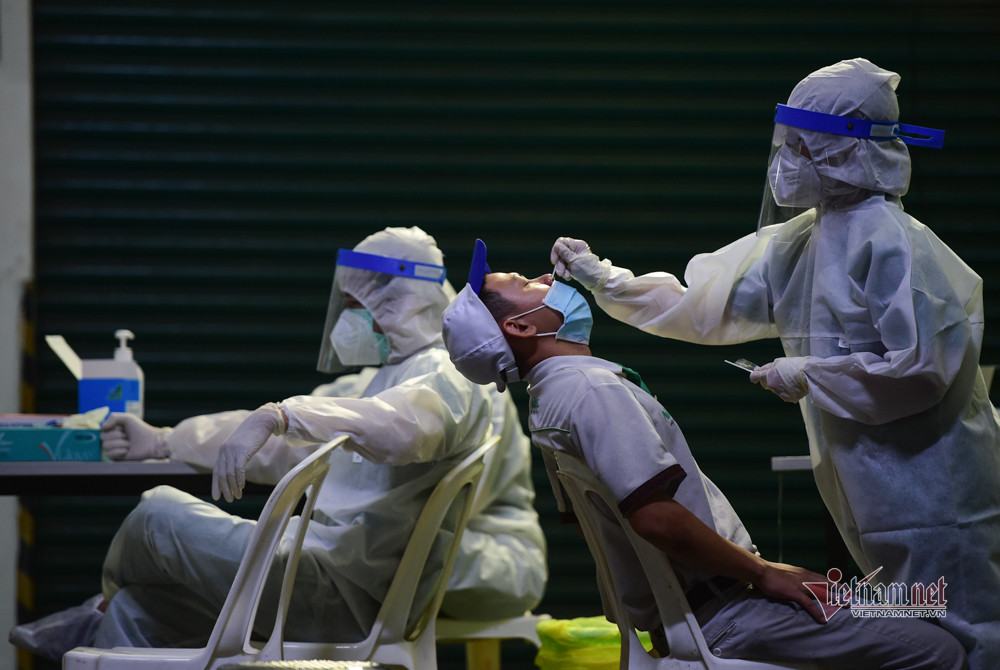 Hiện nay dịch bệnh đã lây lan vào các khu công nghiệp tại TP.HCM nên việc lấy mẫu tầm soát ở khu chế xuất càng được đẩy mạnh, khẩn trương