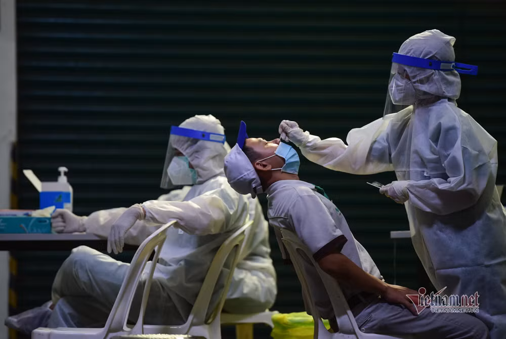 Hiện nay dịch bệnh đã lây lan vào các khu công nghiệp tại TP.HCM nên việc lấy mẫu tầm soát ở khu chế xuất càng được đẩy mạnh, khẩn trương