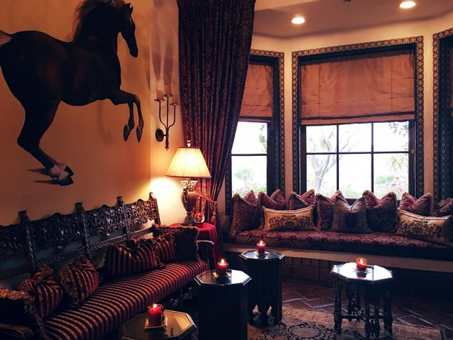 Mang dấu ấn các tòa lâu đài cổ ở châu Âu, mỗi gian phòng thường có nến bên cạnh đèn. Ảnh: Internet