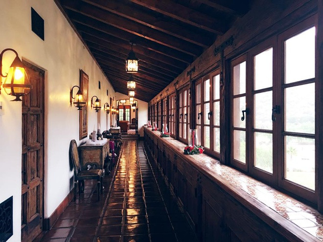 Khu vực hành lang ở tầng trên khiến nhiều người liên tưởng đến hình ảnh trong phim Hollywood. Ảnh: Internet