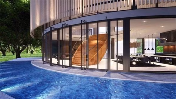 Biệt thự rộng khoảng 650m2 mang phong cách Tây Âu hiện đại, sang trọng. Bên ngoài căn biệt thự là một khoảng sân vườn trồng hoa cỏ, cây xanh và hồ bơi