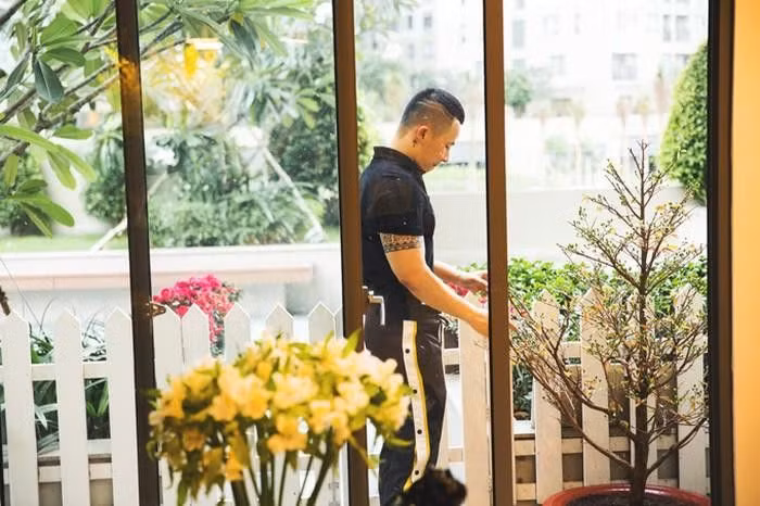 Tại ban công, Vũ Khắc Tiệp cũng trồng khá nhiều cây và hoa. Nguồn ảnh: FBNV.