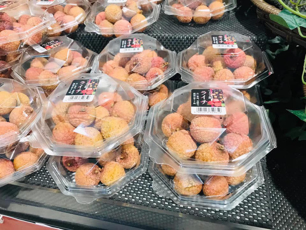 Năm ngoái, một số cửa hàng chuyên doanh hàng Việt chào giá vải thiều tươi khoảng 360.000 đồng/kg nhưng phải đặt hàng trước khá lâu. Ảnh: Trí thứ trẻ.