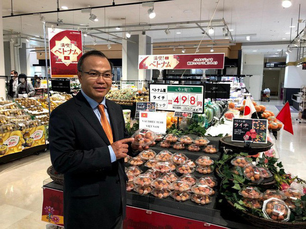 Vải thiều Bắc Giang được đưa vào siêu thị tại Nhật với giá niêm yết 1.650 yên/kg (tương đương hơn 340.000 đồng). Ảnh: Tiền phong.