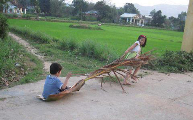 Mo cau gắn liền với tuổi thơ của nhiều người khi dùng làm quạt hoặc làm thuyền đồ chơi. Từ khi có quạt điện, mo cau trở thành món đồ bỏ đi, không còn giá trị sử dụng. Ảnh: Dân Việt