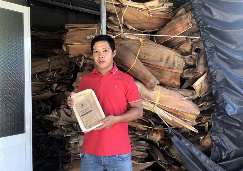 Anh Nguyễn Sơn Tịnh (sinh năm 1991) ở Hoài Nhơn (tỉnh Bình Định) đã “biến” mo cau tưởng chừng như vứt đi thành những chiếc bát, đĩa, cốc... độc đáo. Ảnh: Lao động