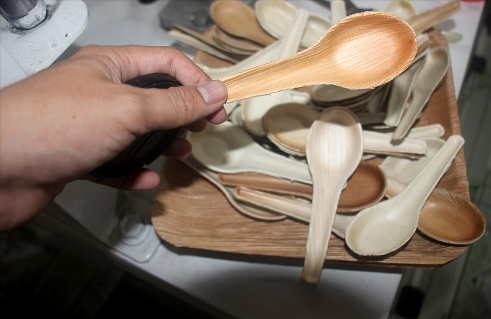 Sản phẩm của Tịnh bán lẻ với giá khá rẻ: muỗng từ 1.300 - 1.500 đồng/cái (gói 20 cái); chén từ 2.500 - 3.000 đồng/cái (gói 10 cái); đĩa nhiều loại có cả hình vuông, tròn, hình chữ nhật giá từ 4.000 - 6.000 đồng/cái (gói 10 cái); khay cơm 7.500 đồng/cái (gói 10 cái)…Ảnh: Lao động